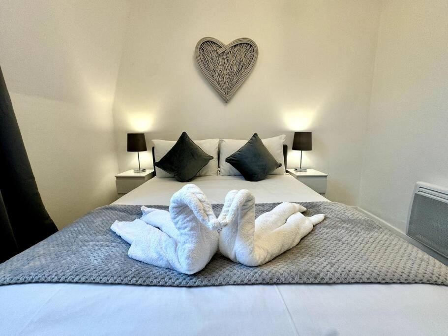 Newly Renovated Kensington 2 Bedroom Apartment With Balcony Near Harrods Sleeps 6, 2 Min Walk From Station London Exterior photo