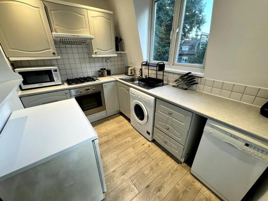 Newly Renovated Kensington 2 Bedroom Apartment With Balcony Near Harrods Sleeps 6, 2 Min Walk From Station London Exterior photo