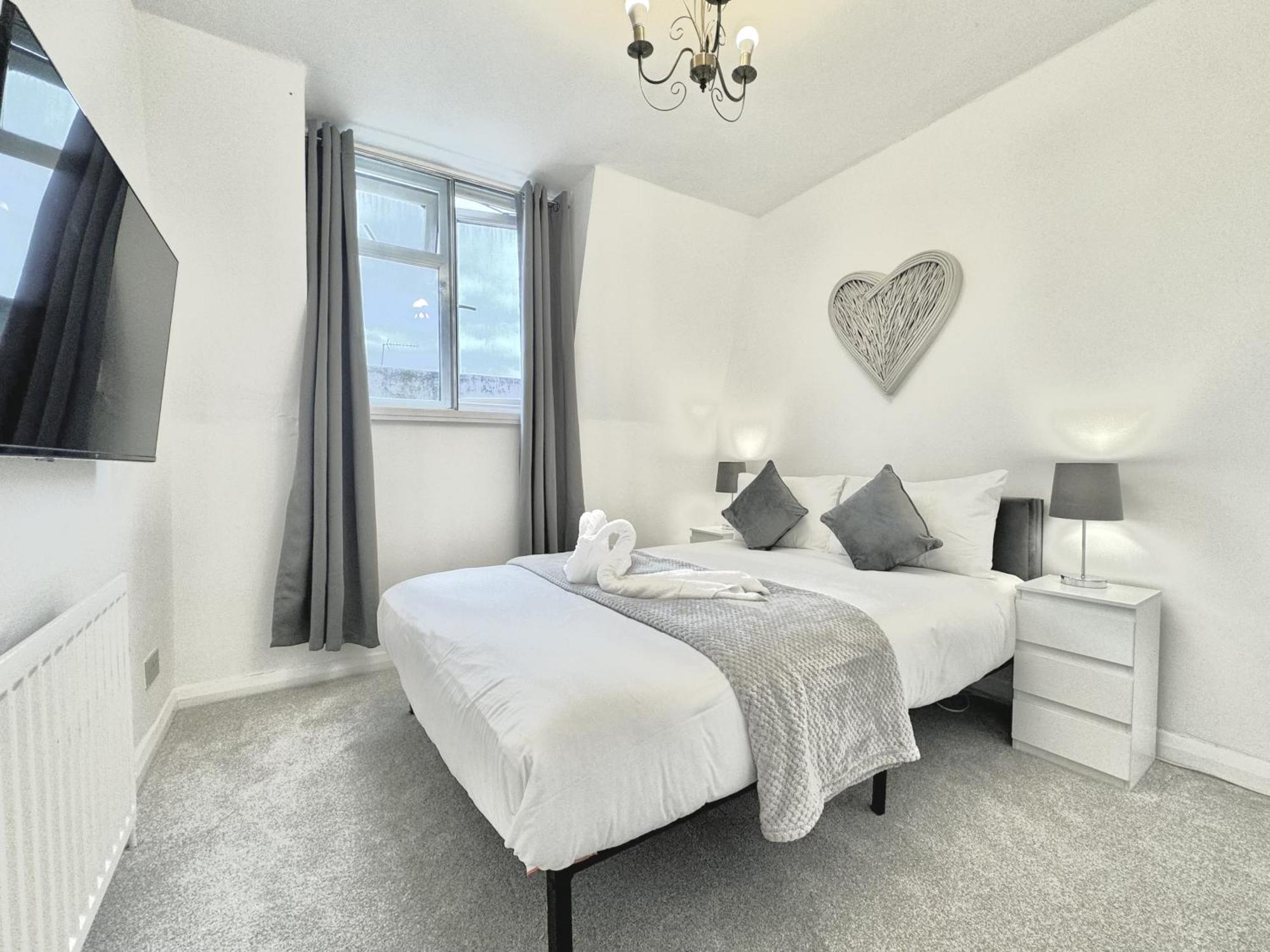 Newly Renovated Kensington 2 Bedroom Apartment With Balcony Near Harrods Sleeps 6, 2 Min Walk From Station London Exterior photo