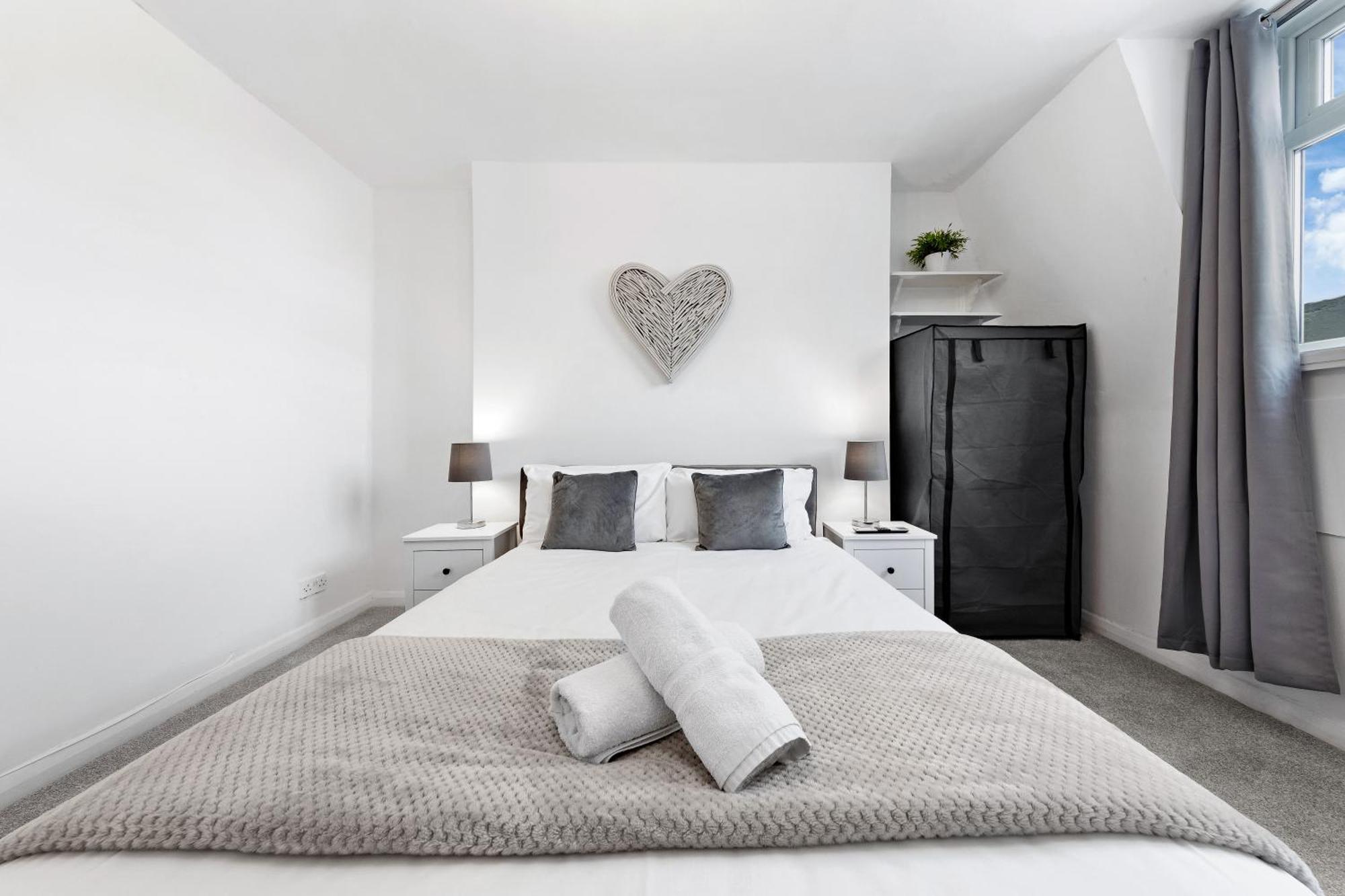 Newly Renovated Kensington 2 Bedroom Apartment With Balcony Near Harrods Sleeps 6, 2 Min Walk From Station London Exterior photo