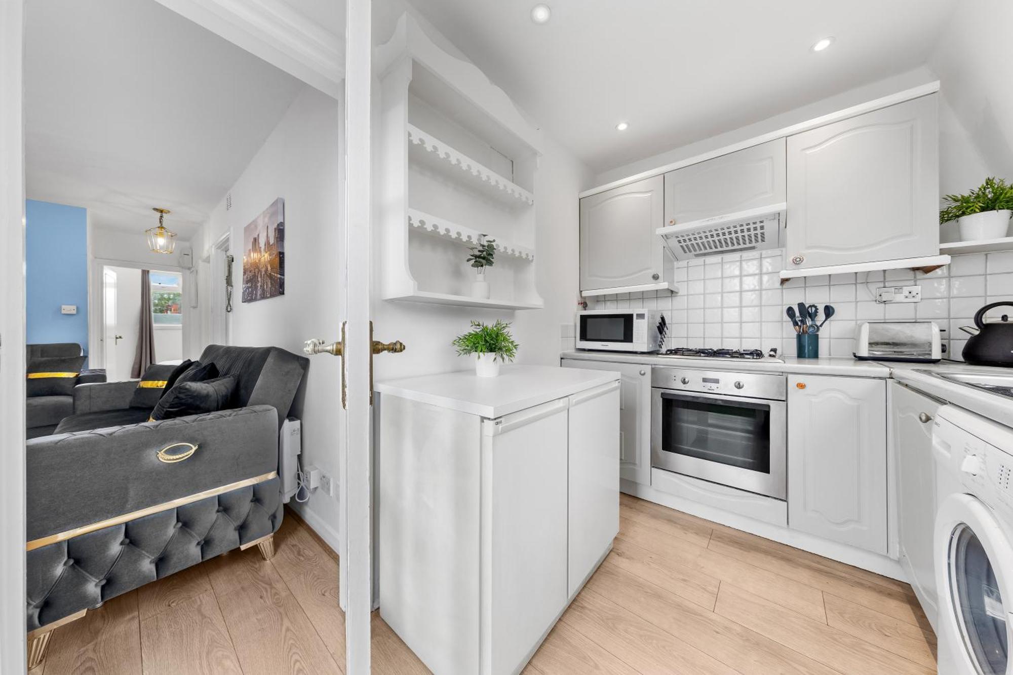 Newly Renovated Kensington 2 Bedroom Apartment With Balcony Near Harrods Sleeps 6, 2 Min Walk From Station London Exterior photo