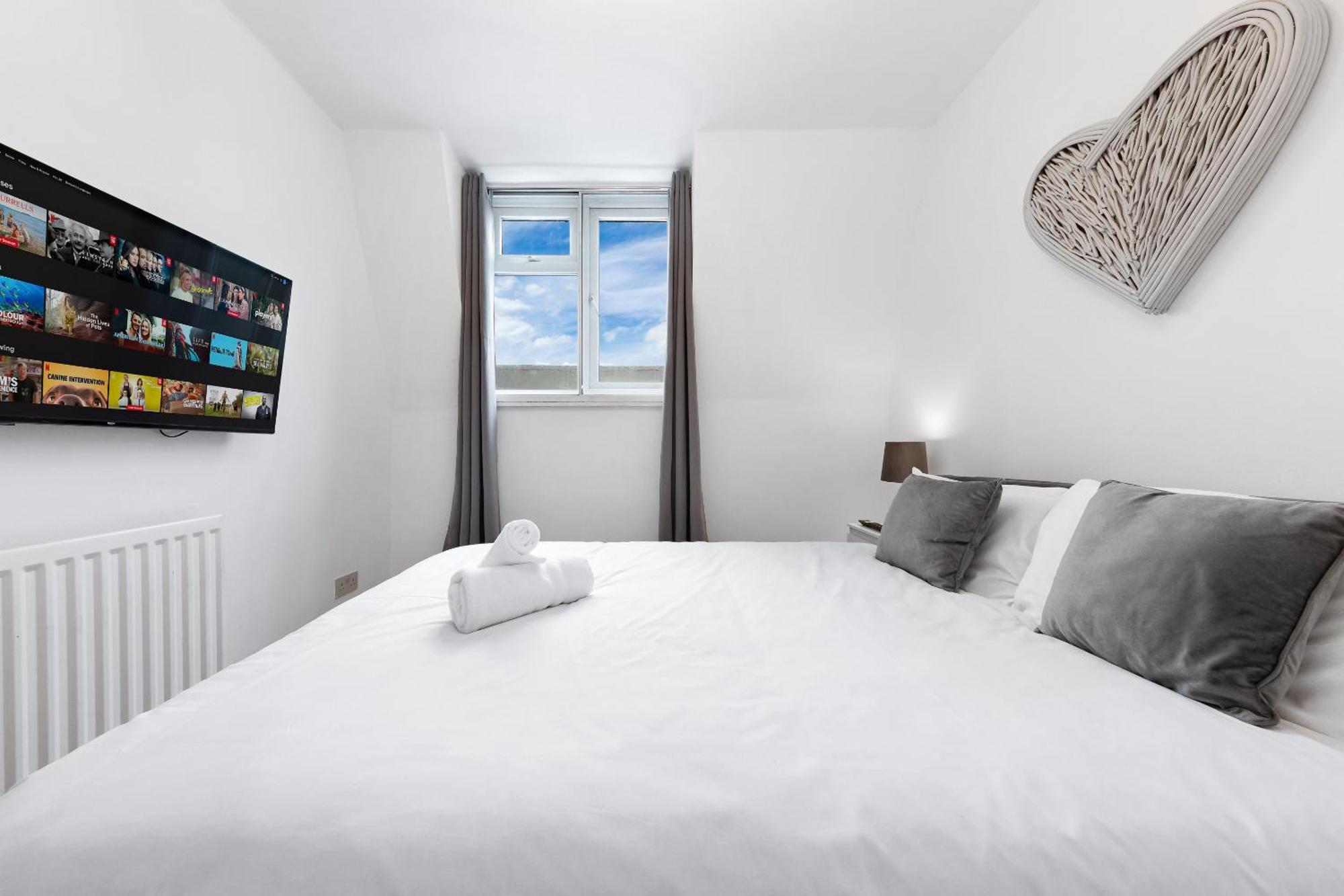 Newly Renovated Kensington 2 Bedroom Apartment With Balcony Near Harrods Sleeps 6, 2 Min Walk From Station London Exterior photo