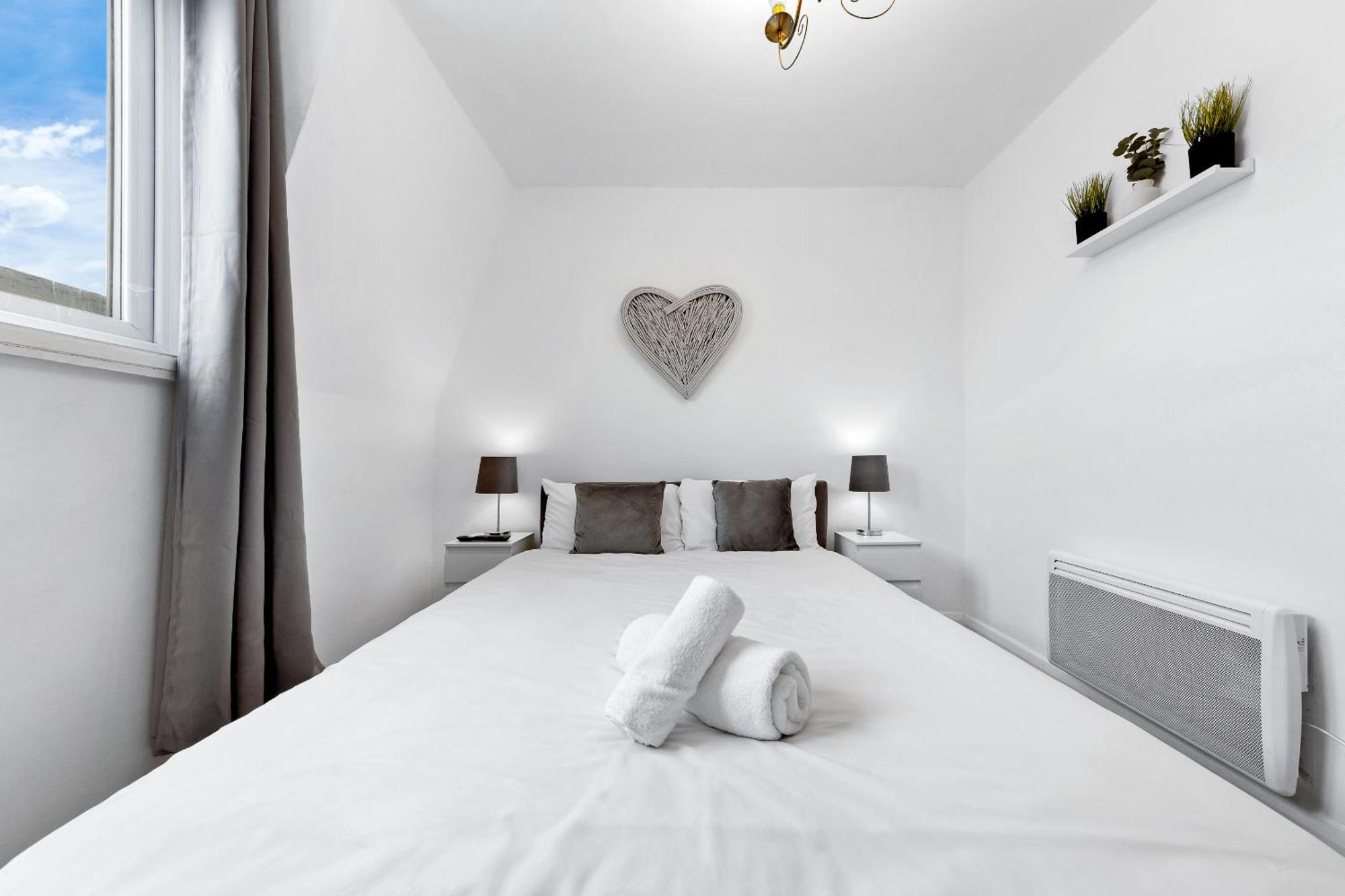 Newly Renovated Kensington 2 Bedroom Apartment With Balcony Near Harrods Sleeps 6, 2 Min Walk From Station London Exterior photo
